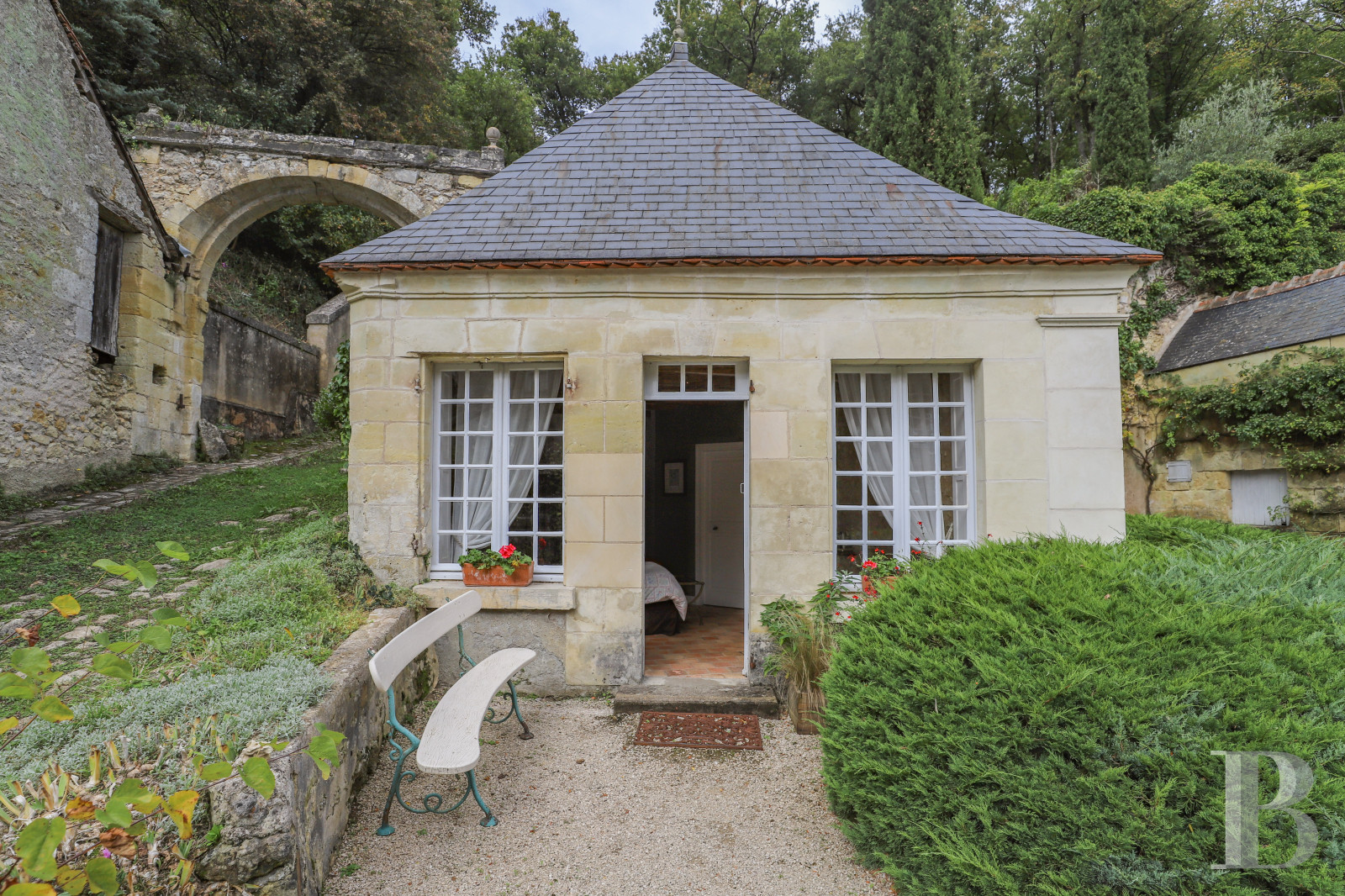En Indre-et-Loire, sur les hauteurs d’un village, près d’Amboise, un château et son hameau en bordure de forêt - photo  n°21